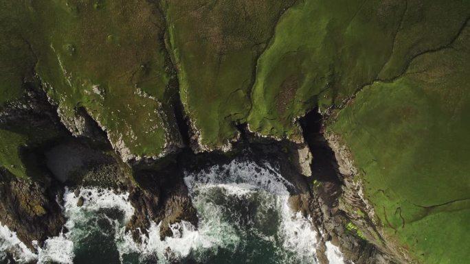 淡出云中航拍的岩石海岸悬崖，苏格兰天空岛
