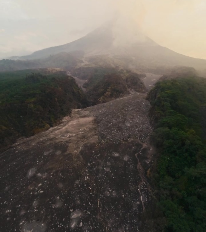 垂直视频4k。黑色冻结熔岩岩浆在脚大活火山喷发