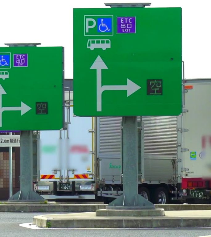 在高速公路服务区的停车场，空置的汽车信息标志和大型卡车