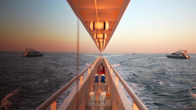 日落时游艇窗户上大海的几何反射