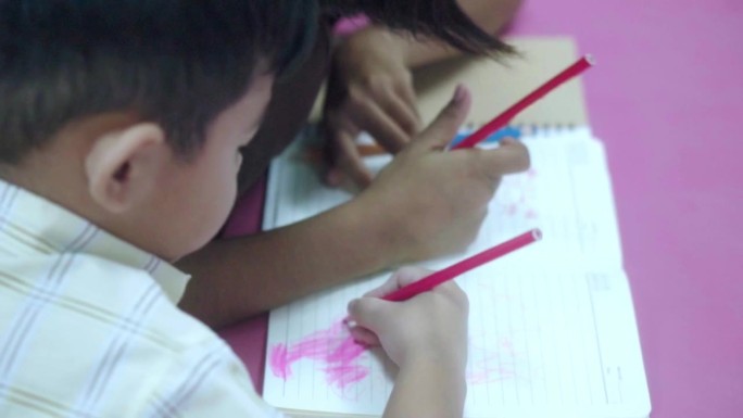 亚洲孩子在学校创意涂色书艺术工作坊。