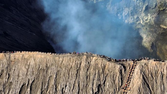 印度尼西亚东爪哇的活火山，烟雾弥漫。鸟瞰火山口古农布罗莫火山是腾格里塞梅鲁国家公园的一座活火山。