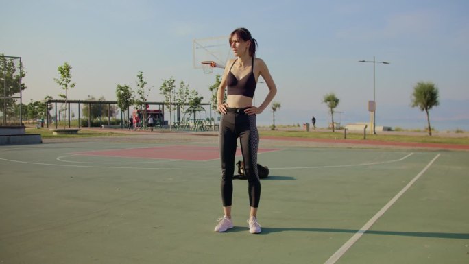 一位女士在城市公园户外锻炼前做伸展运动