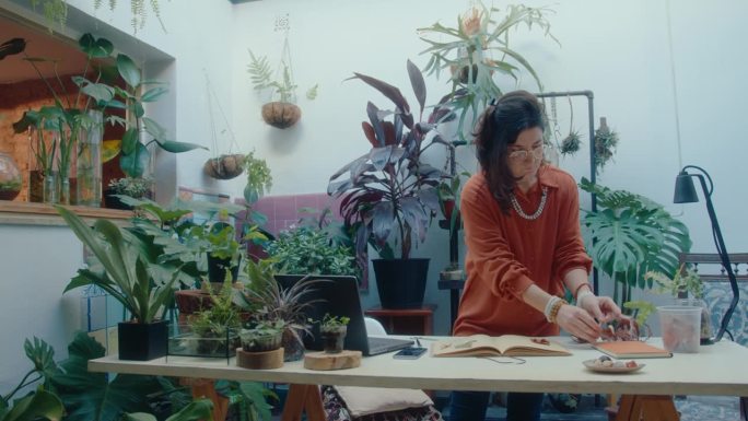 妇女在室内花园制作植物标本本