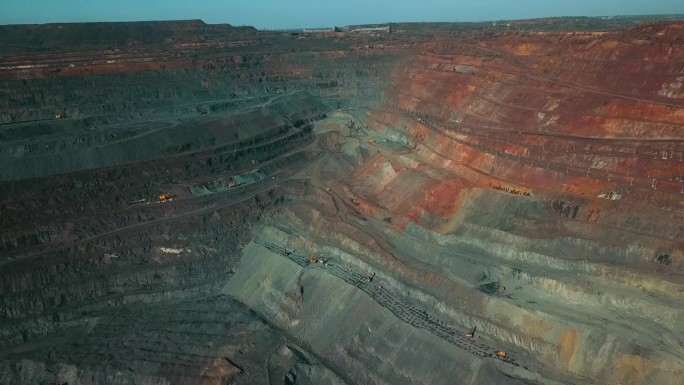 露天采石场的开采主要是露天开采铁矿的开采工作，脱模开采和高空放样开采工作