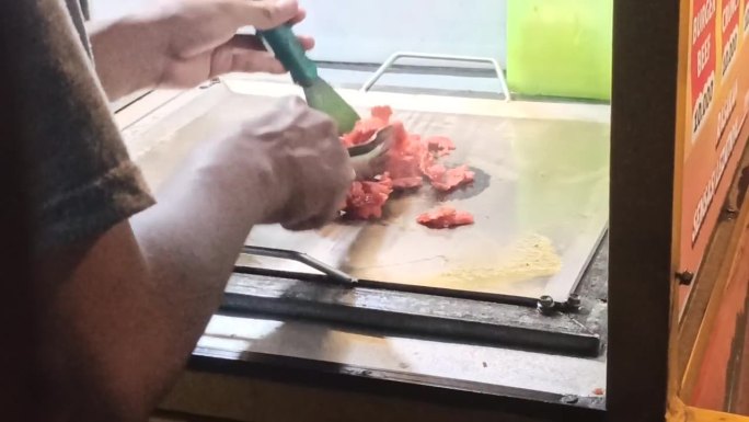 做烤肉串和汉堡铁板烤肉美食