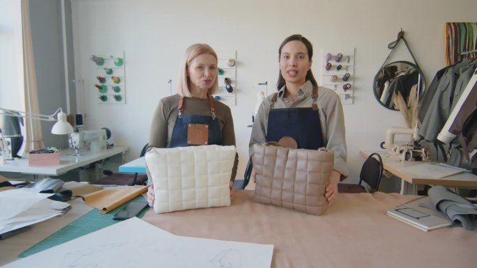 女企业主在皮革车间录制新手袋的视频