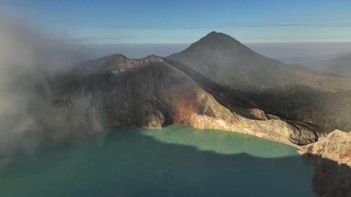 鸟瞰图环绕卡瓦伊真火山，火山口上有烟雾，绿松石湖，印度尼西亚爪哇一座活火山的硫磺开采