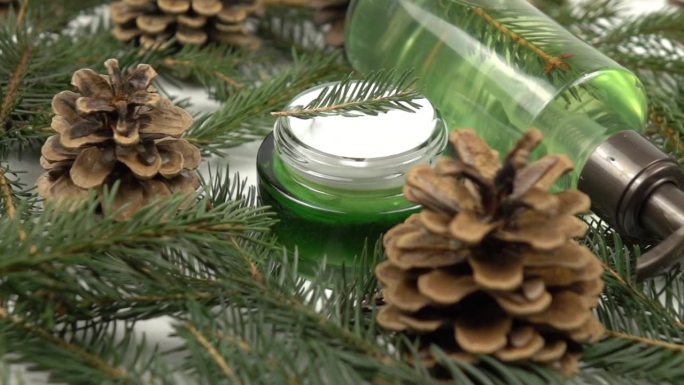 以松树为基础的化妆品制剂产品是在松树的细枝和松果上，慢动作制作的
