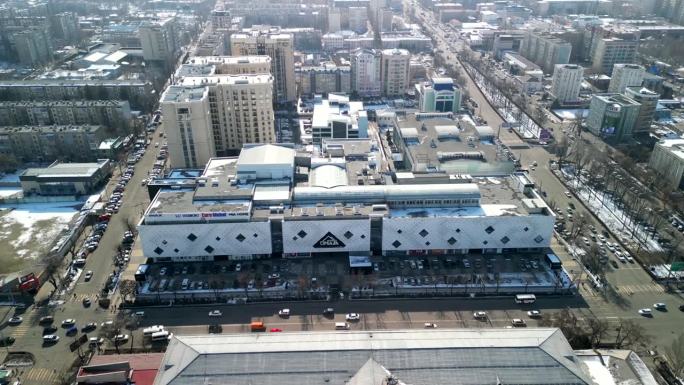 比什凯克市多尔多伊广场购物中心，无人机在上空飞行拍摄