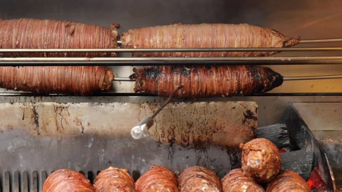 土耳其街头小吃Kokorec由羊肠在柴烧烤炉中烹制而成。