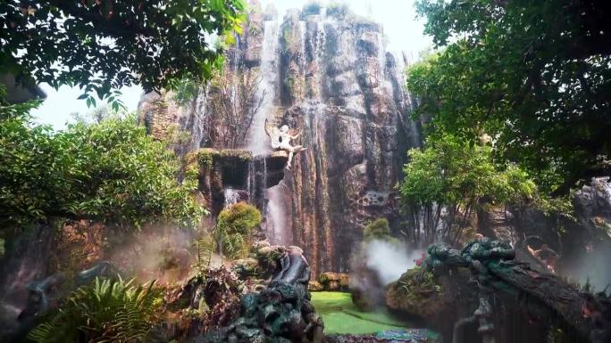热带花园桥上奔流的瀑布与天使雕像。