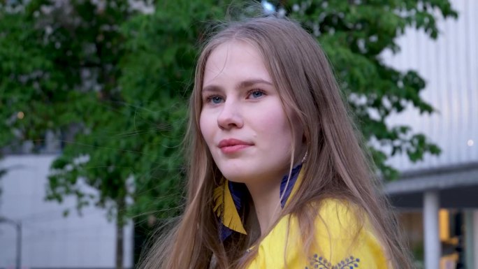 横幅上年轻的年轻女子女孩金发穿黄衬衫在黑暗的墙壁上的文字纯洁的青春美丽的广告真实的人在现实生活中快乐