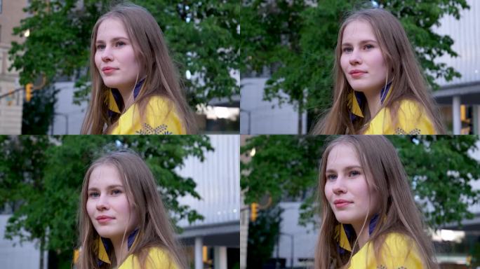 横幅上年轻的年轻女子女孩金发穿黄衬衫在黑暗的墙壁上的文字纯洁的青春美丽的广告真实的人在现实生活中快乐