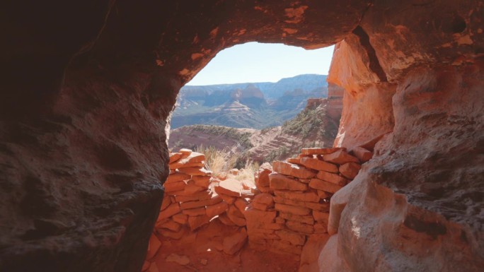 塞多纳洞穴内景，入口处堆放着古代遗迹。