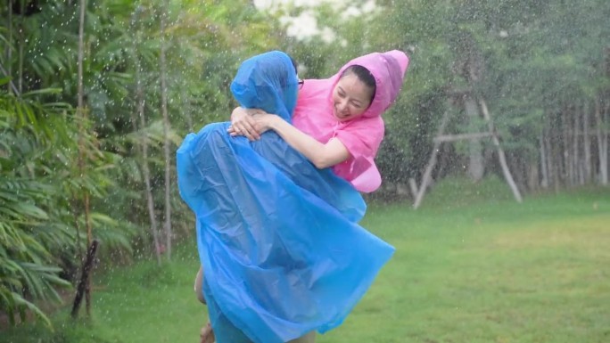 一对亚洲夫妇在倾盆大雨中奔跑