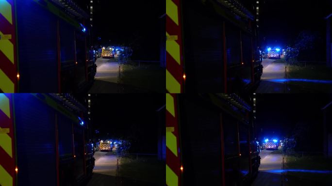 街上开着蓝色警笛灯的消防车