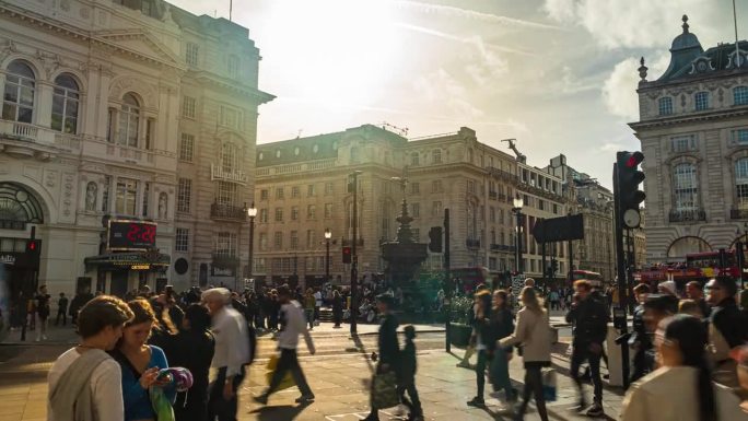 英国伦敦市中心的皮卡迪利广场，拥挤人群的旅游漫步和观光