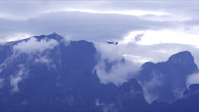 雾气缭绕的大山风景 飞机飞升飞过