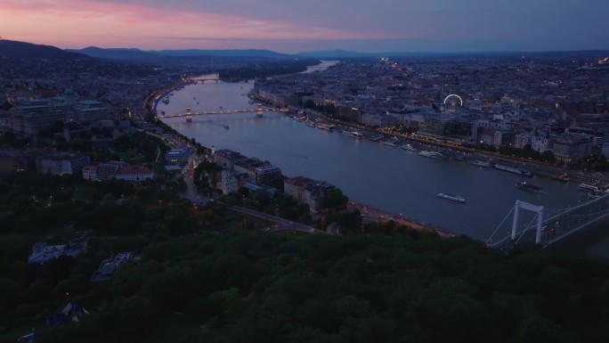 都市鸟瞰图与宽阔的河流。午夜时分灯火通明的街道。匈牙利布达佩斯