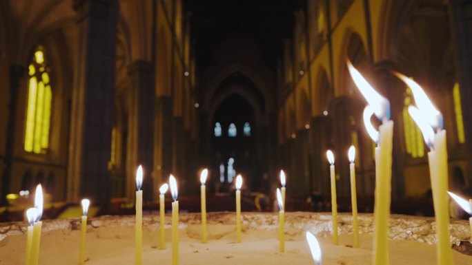 教堂背景上的蜡烛教堂背景上的蜡烛