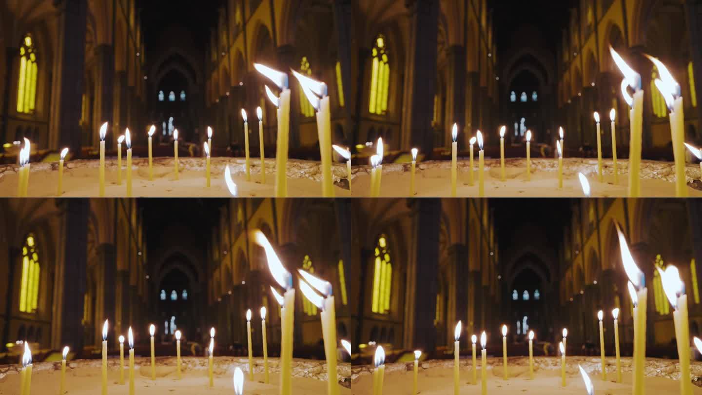 教堂背景上的蜡烛教堂背景上的蜡烛