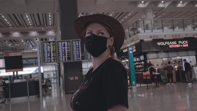 香港国际机场的女孩
