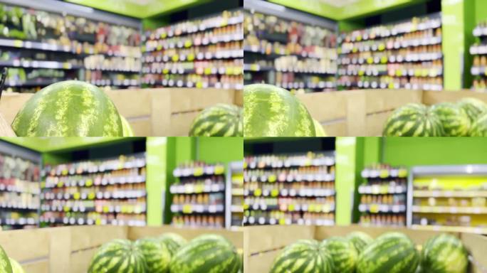 在超市买各种水果，西瓜