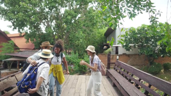 4K多元化旅游团在泰国大城府度暑假。