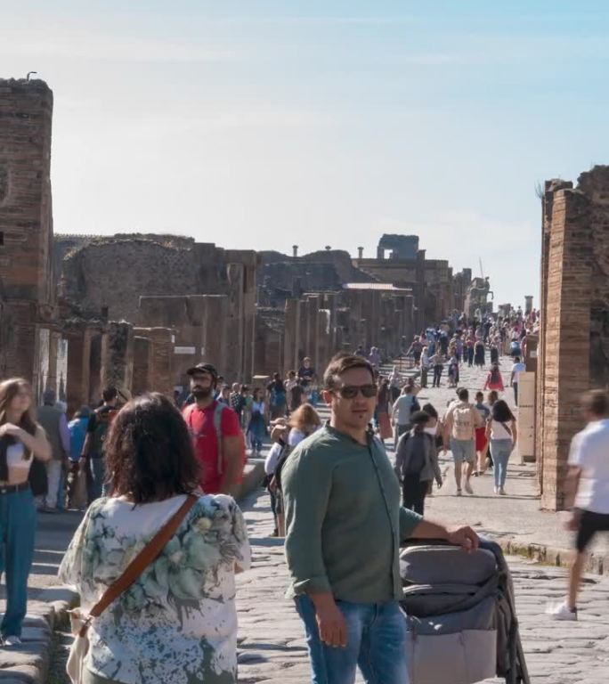游客探索意大利那不勒斯庞贝古城遗址的延时摄影。
