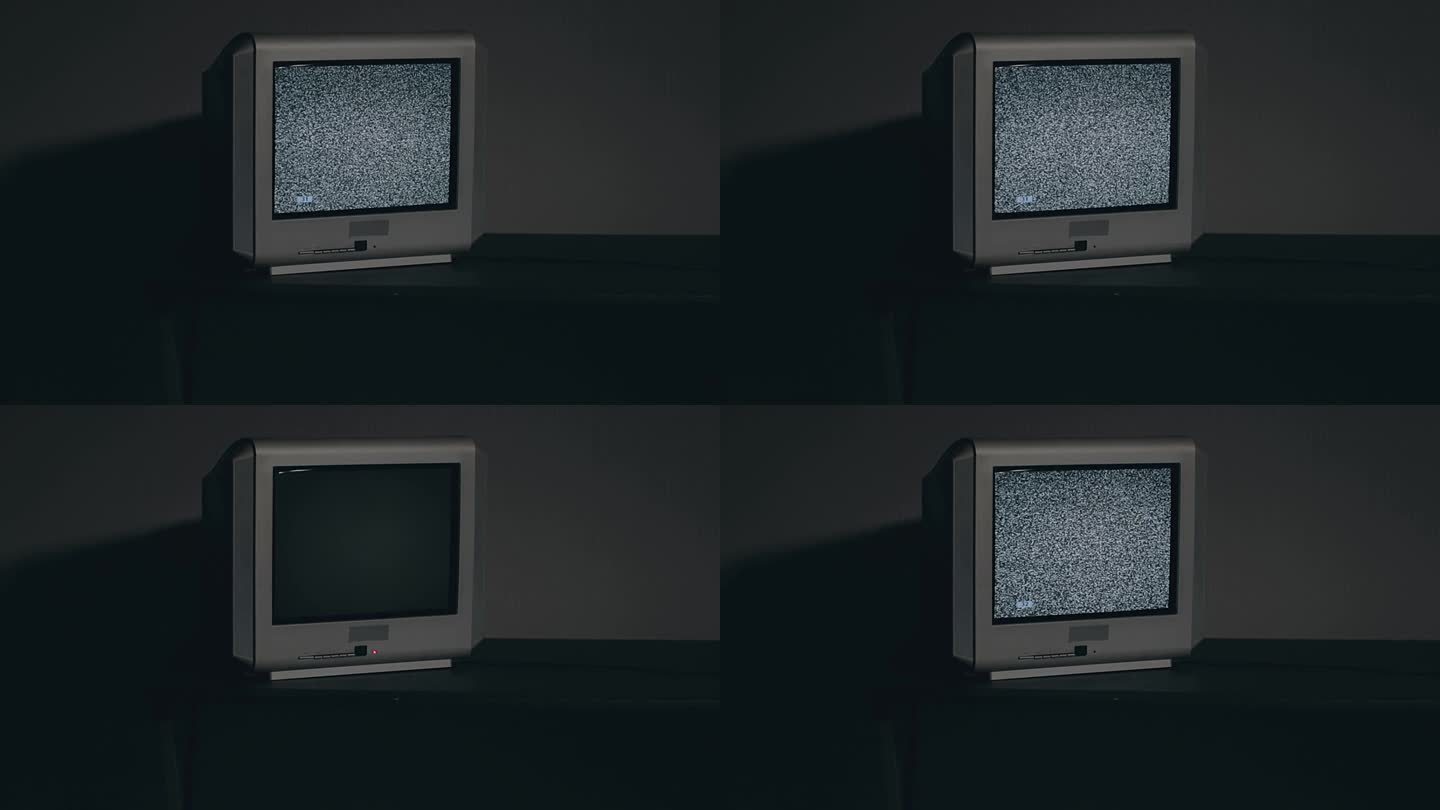 坏电视-旧银电视在黑色的桌子在黑暗的房间