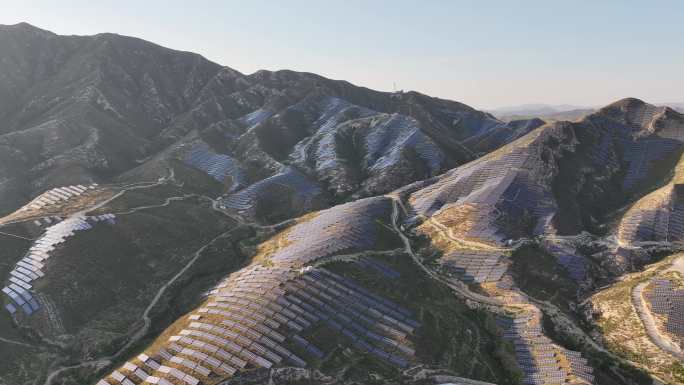 航拍山地太阳能电池板