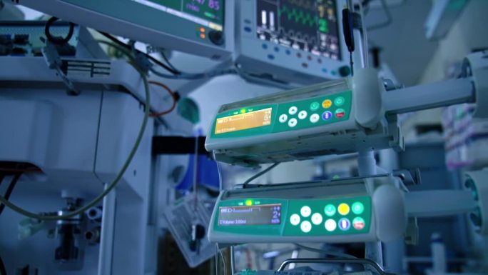 创新医疗设备的现代化手术室。在操作过程中工作的机器和监视器。关闭了。