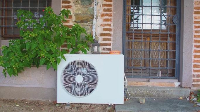 土耳其某住宅的空气源热泵。-库存视频