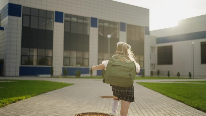 女童跑向现代学校建筑，后视镜，积极情绪，返校