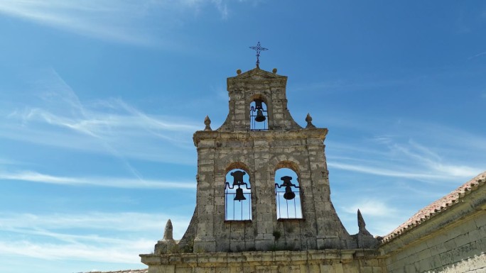 农村地区一座老教堂的钟楼
