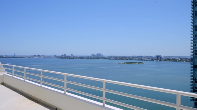 迈阿密海滩威尼斯群岛的白色顶层阳台上有令人惊叹的风景。豪华现代地产，拥有迷人的海景。旅游和暑假的概念