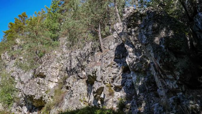 格罗瑟普法尔是一处地质遗迹，也是巴伐利亚最大、最重要的地质地貌之一，在这里你可以看到白色的石英岩，了