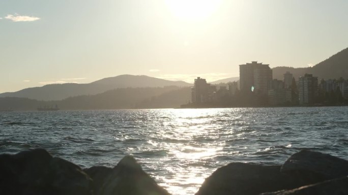 日落时港口的景色落日余晖波光粼粼海上建筑