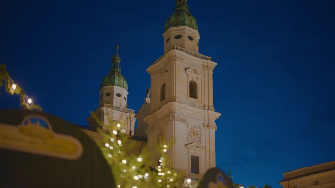节日气氛弥漫在萨尔茨堡大教堂附近的居民广场
