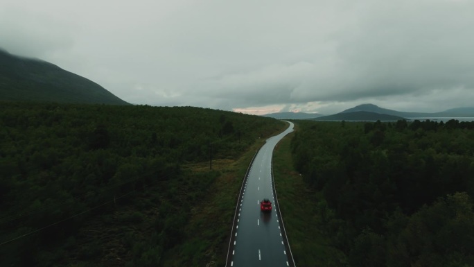 美丽的鸟瞰图，红色的SUV汽车驾驶史诗般的道路向北欧峡湾