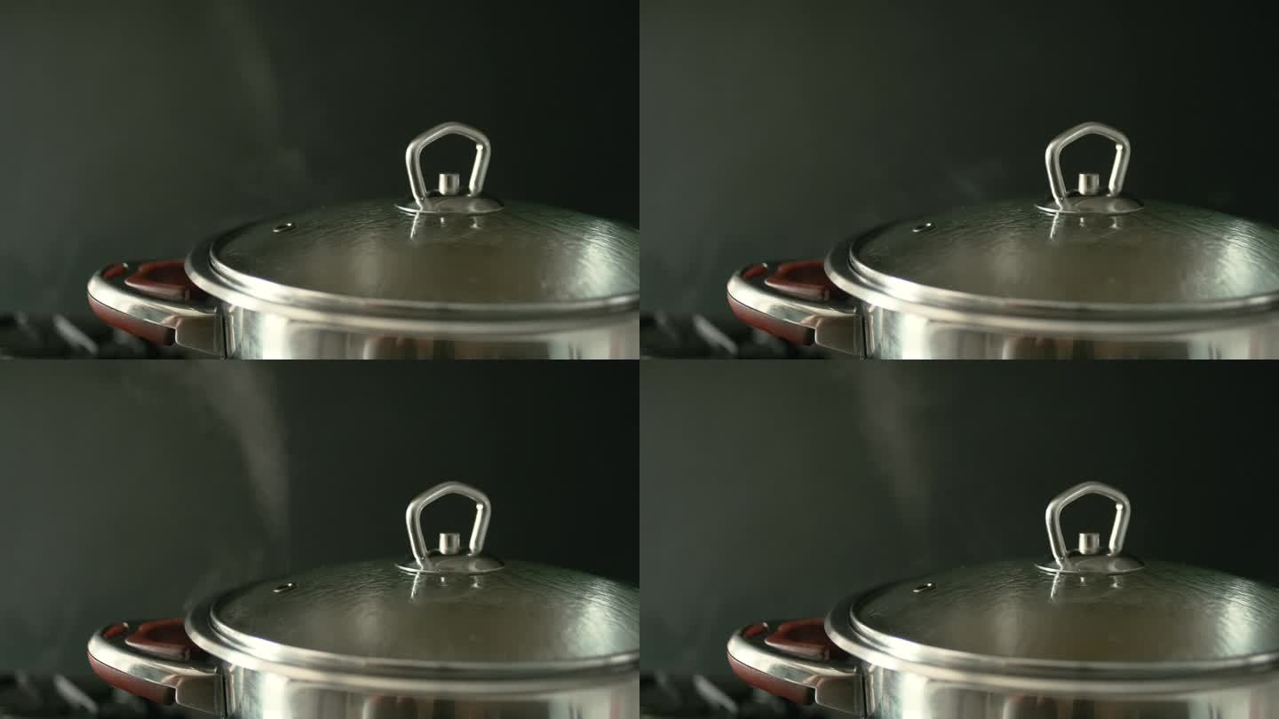 带着盖子的锅，放在点燃的燃气燃烧器上加热时产生蒸汽