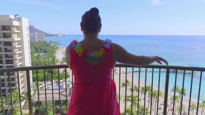一名女子跳草裙舞，背景是夏威夷檀香山威基基海滩的美丽景色，画面为4k慢动作，每秒60帧