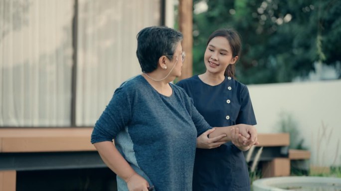 老年护理与福祉:老年妇女在照顾者的支持下拥抱行动|家庭保健服务