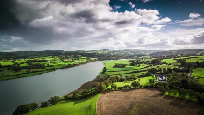 乡村景观与绿色的田野和农田在威尔士，英国