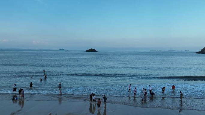 航拍海浪拍打沙滩人群节假日游客爆满