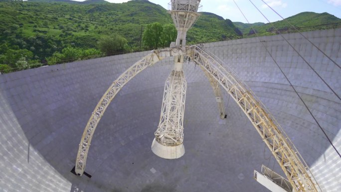 巴黎heruni设计的ROT-54 2.6射电望远镜。radio-optical望远镜,