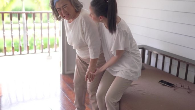 亚洲成年妇女或女儿在家赡养和照顾老年母亲