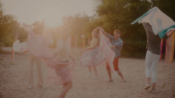 年轻男女在海滩上摇曳着纱笼