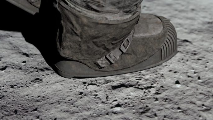 月球宇航员在月球表面行走，并在月球土壤上留下脚印。3 d渲染。这段视频的一些元素是由NASA提供的。